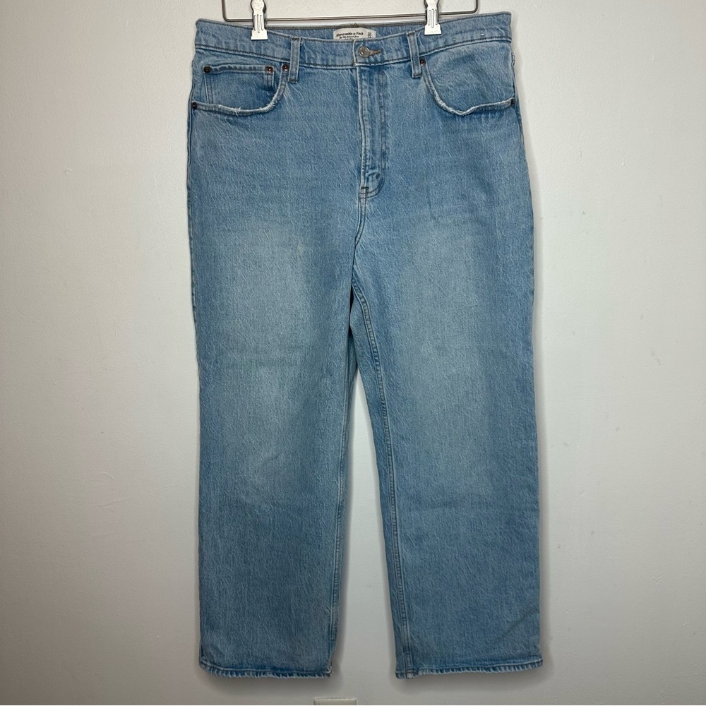 Abercrombie & Fitch Women's The '90s Relaxed Jean High Rise Light Blue 32 / 14S